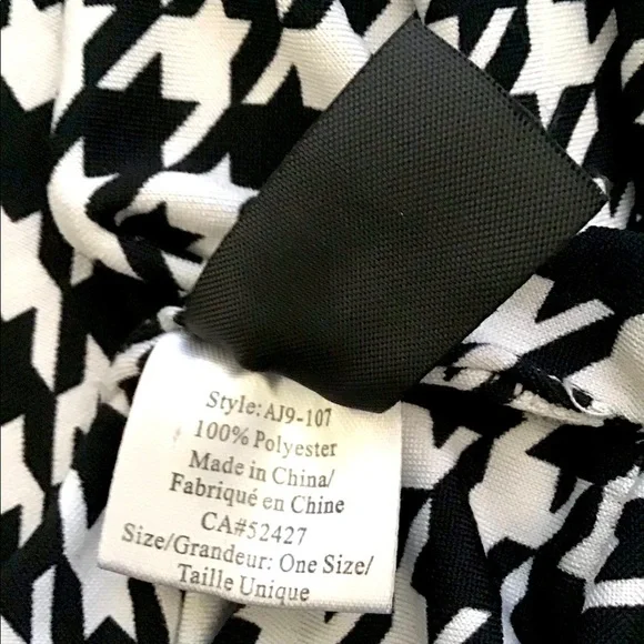 Houndstooth patterned infinity scarf - Picture 2 of 3